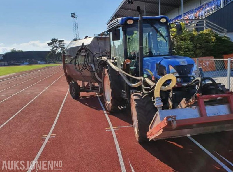 2011 New Holland T4050 - Traktor med spyleutstyr, spesielt laget for rengjøring av dekke på friidrettsbaner / løpebaner - Farm tractor: picture 3 2011 New Holland T4050 - Traktor med spyleutstyr, spesielt laget for rengjøring av dekke på friidrettsbaner / løpebaner - Farm tractor: picture 3