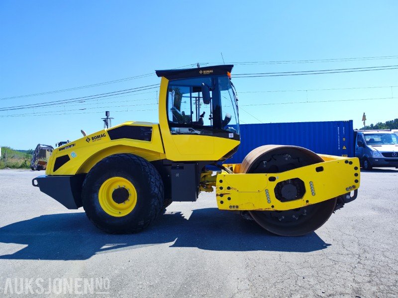2021 Bomag 213D-5 Valsetog - KUN 572 TIMER - Roller: picture 1 2021 Bomag 213D-5 Valsetog - KUN 572 TIMER - Roller: picture 1