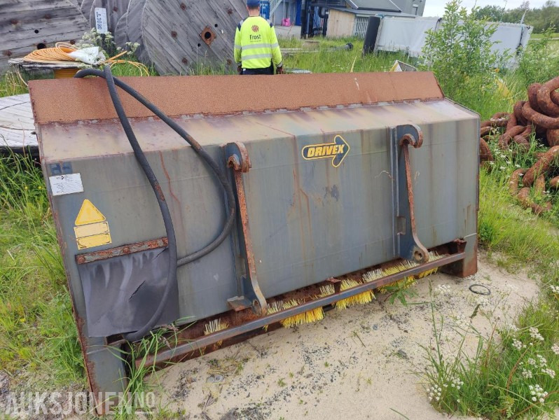 2010 DRIVEX Sandspredeskuffe med BM feste - Attachment for Construction machinery: picture 1 2010 DRIVEX Sandspredeskuffe med BM feste - Attachment for Construction machinery: picture 1