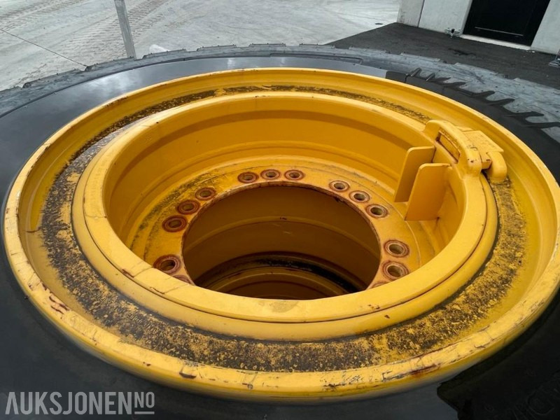 4 stk. NYE Bridgestone VJT 23,5/R 25 dekk - VOLVO L 110/120. Med felg! - Attachment for Construction machinery: picture 4 4 stk. NYE Bridgestone VJT 23,5/R 25 dekk - VOLVO L 110/120. Med felg! - Attachment for Construction machinery: picture 4