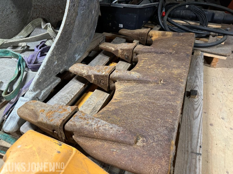 Gjerstad skjær med tannsystem – passer ca. 1300 L skuff – Selges som det står - Attachment for Construction machinery: picture 2 Gjerstad skjær med tannsystem – passer ca. 1300 L skuff – Selges som det står - Attachment for Construction machinery: picture 2