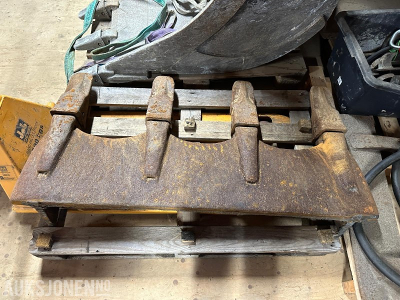 Gjerstad skjær med tannsystem – passer ca. 1300 L skuff – Selges som det står - Attachment for Construction machinery: picture 1 Gjerstad skjær med tannsystem – passer ca. 1300 L skuff – Selges som det står - Attachment for Construction machinery: picture 1