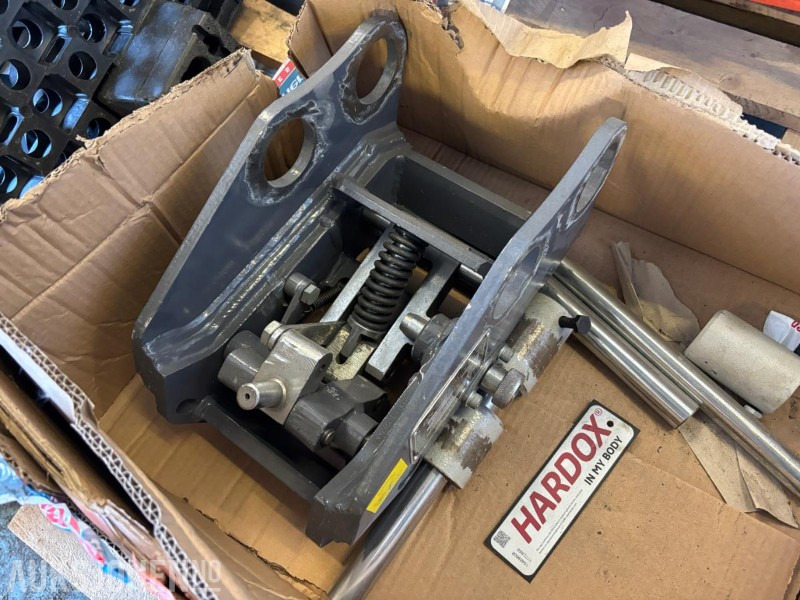 HW High Quality Bucket. Hurtigfeste S60 EX15. - Attachment for Construction machinery: picture 1 HW High Quality Bucket. Hurtigfeste S60 EX15. - Attachment for Construction machinery: picture 1