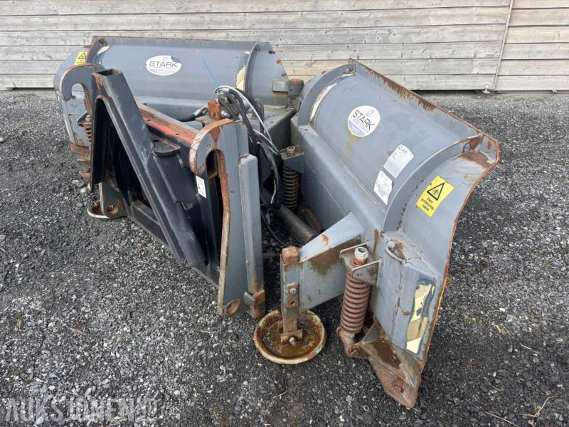 Stark V-plog med hydraulisk styring - 2,7m - Attachment for Construction machinery: picture 2 Stark V-plog med hydraulisk styring - 2,7m - Attachment for Construction machinery: picture 2