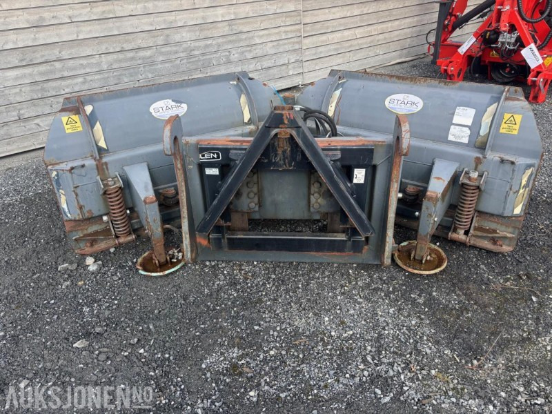 Stark V-plog med hydraulisk styring - 2,7m - Attachment for Construction machinery: picture 1 Stark V-plog med hydraulisk styring - 2,7m - Attachment for Construction machinery: picture 1
