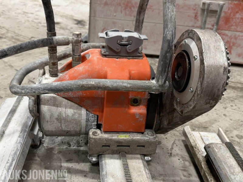 Husqvarna veggsag / strømforsyning / Fjernkontroll med lader - Construction equipment: picture 1 Husqvarna veggsag / strømforsyning / Fjernkontroll med lader - Construction equipment: picture 1