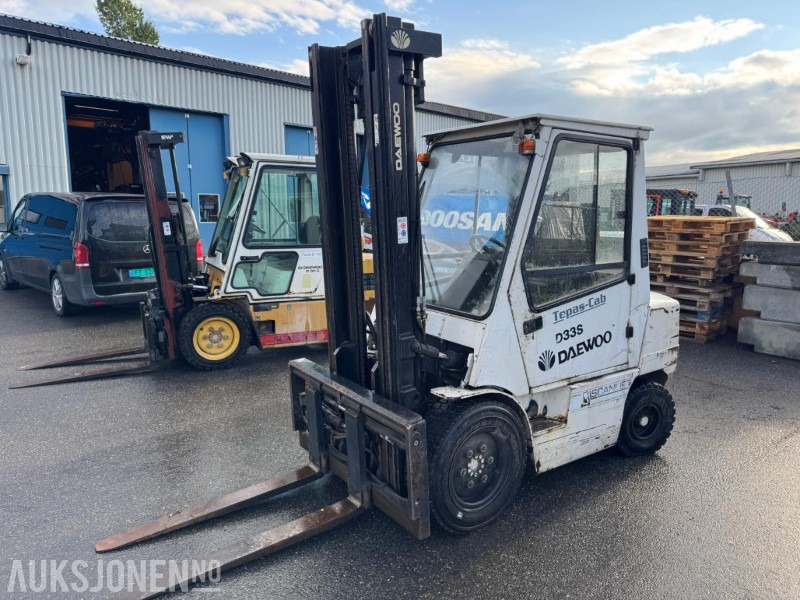 Material handling equipment 2004 Daewoo D335-3 truck: picture 1