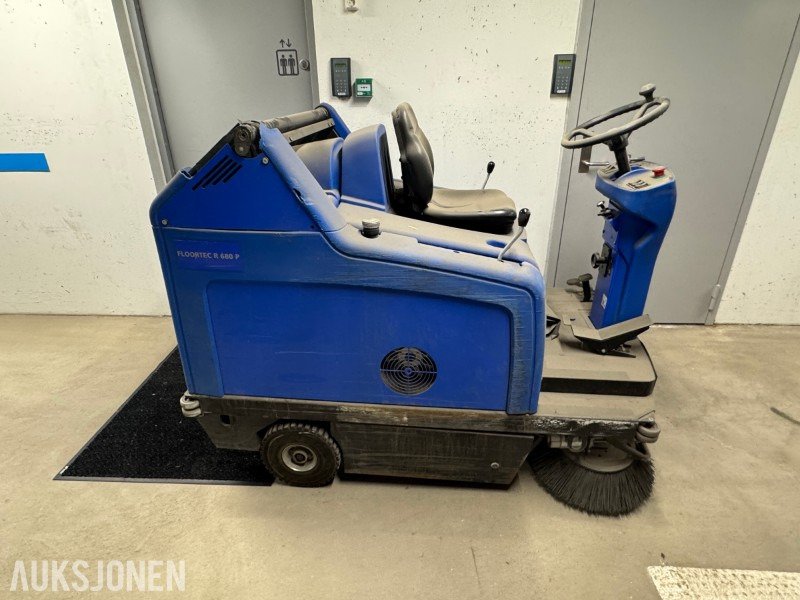 Nilfisk LOORTEC R 680 P sittegående feiemaskin - Construction equipment: picture 2 Nilfisk LOORTEC R 680 P sittegående feiemaskin - Construction equipment: picture 2