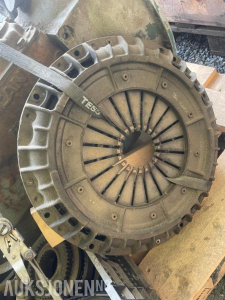 Scania Girkasse med clutch, har stått i en Scania 112 (ukjent årsmodell). - Truck: picture 5 Scania Girkasse med clutch, har stått i en Scania 112 (ukjent årsmodell). - Truck: picture 5