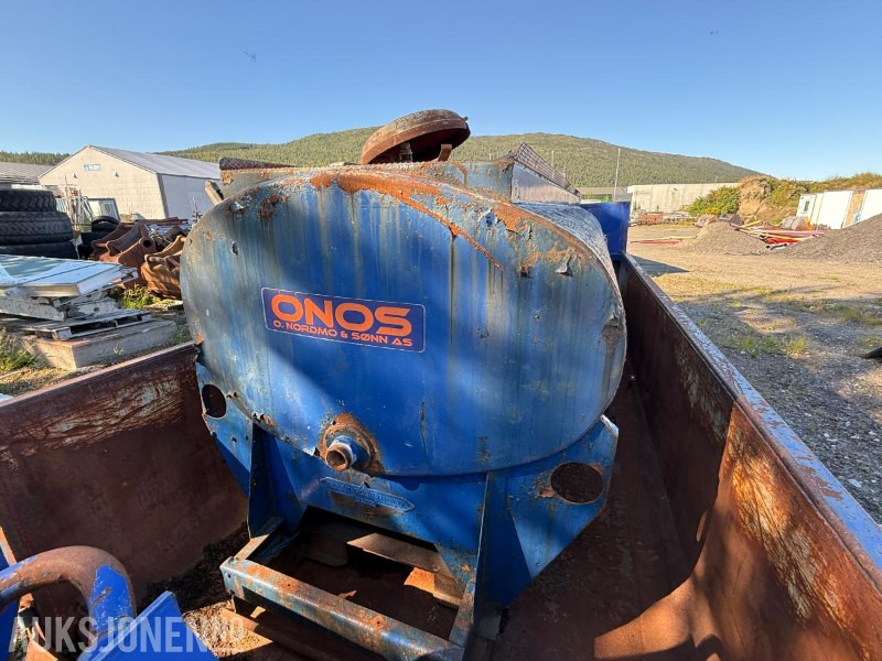 Vanntank på krokløftramme - Construction equipment: picture 4 Vanntank på krokløftramme - Construction equipment: picture 4