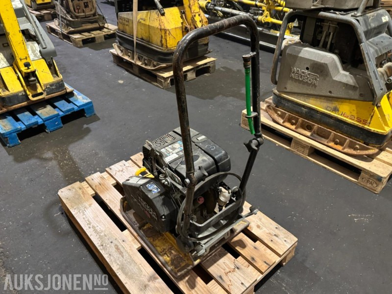 Wacker Neuson DPS18 vibroplate - Roller: picture 3 Wacker Neuson DPS18 vibroplate - Roller: picture 3