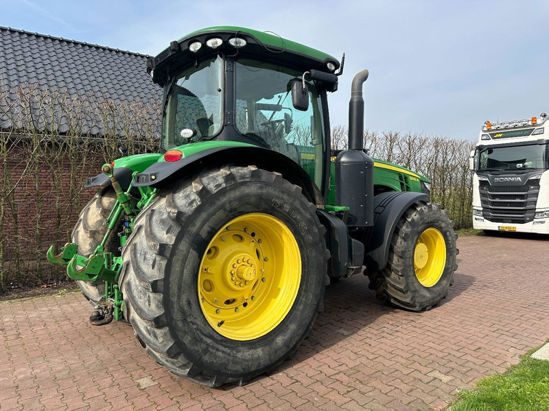 John Deere 8335R - Farm tractor: picture 5 John Deere 8335R - Farm tractor: picture 5