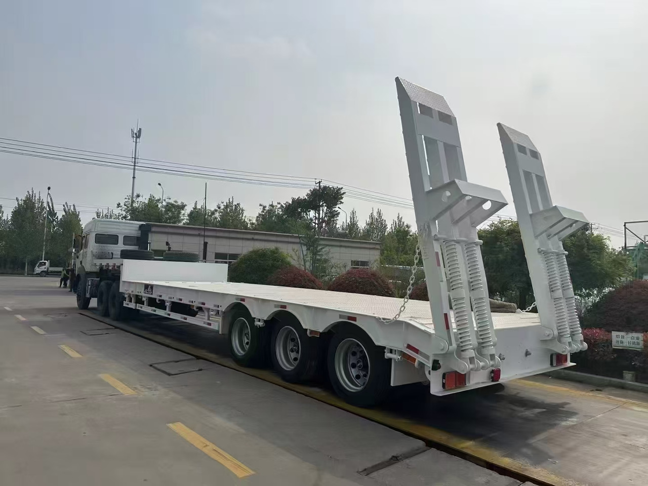 ZHICHENG Semi Flat Bed Low Bed in New or Used with 3 Axles 4 Axles - Low loader semi-trailer: picture 2 ZHICHENG Semi Flat Bed Low Bed in New or Used with 3 Axles 4 Axles - Low loader semi-trailer: picture 2