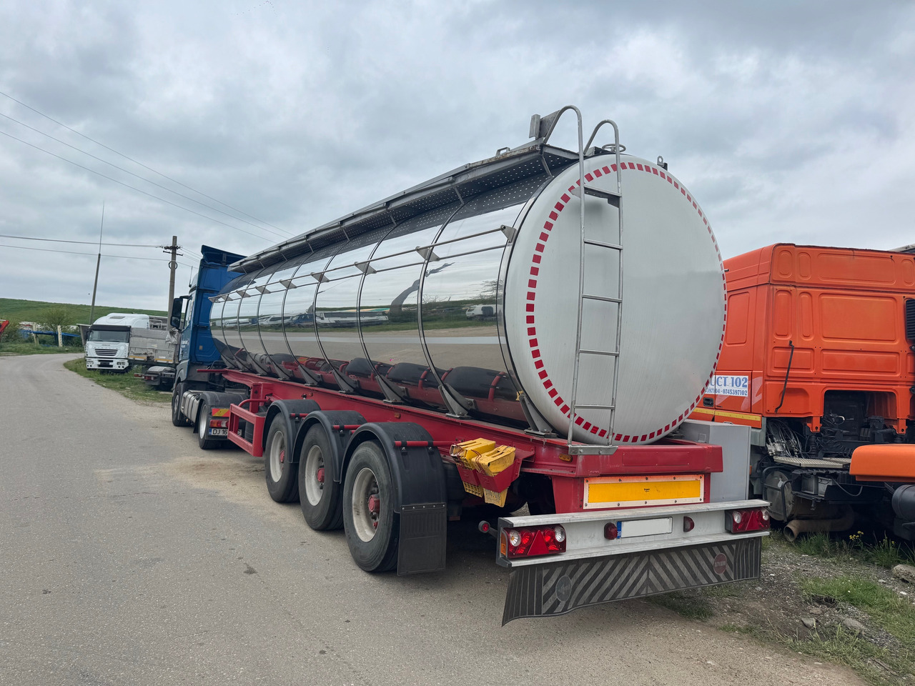 Menci Transport lichide ALIMENTARE - Tank semi-trailer: picture 3 Menci Transport lichide ALIMENTARE - Tank semi-trailer: picture 3