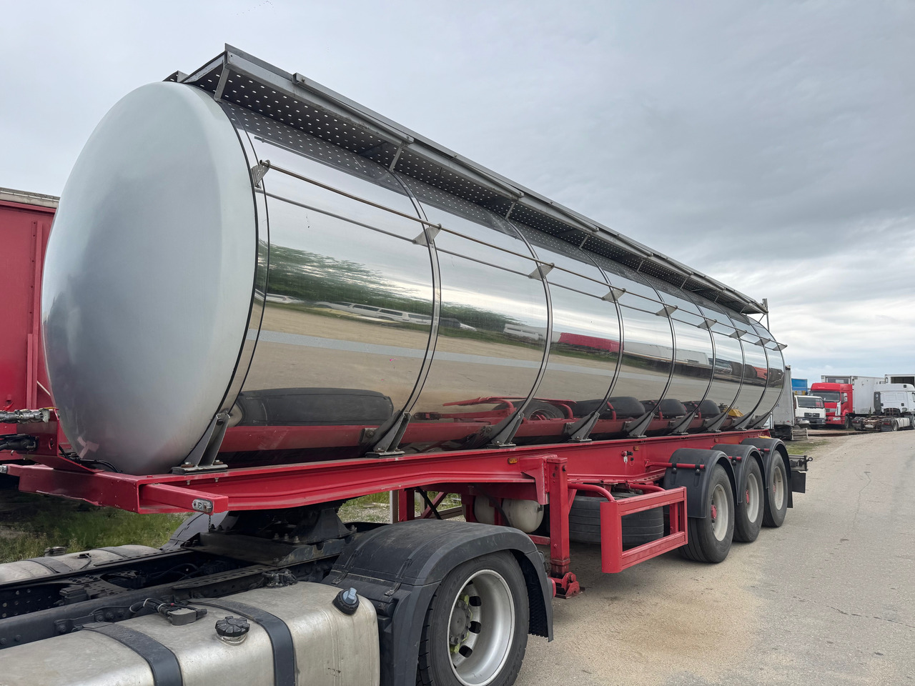 Menci Transport lichide ALIMENTARE - Tank semi-trailer: picture 2 Menci Transport lichide ALIMENTARE - Tank semi-trailer: picture 2