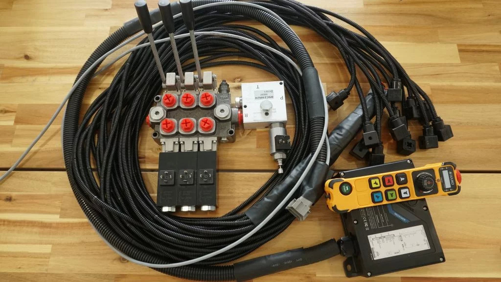 Monoblock hydraulic valve Galtech 3 sections 60 l/min 15 gpm 12 V + Remote radio Palfinger, Hiab, Fassi - Construction machinery: picture 4 Monoblock hydraulic valve Galtech 3 sections 60 l/min 15 gpm 12 V + Remote radio Palfinger, Hiab, Fassi - Construction machinery: picture 4