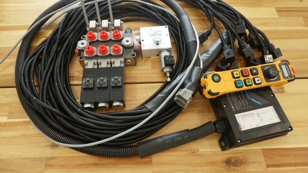 Monoblock hydraulic valve Galtech 3 sections 60 l/min 15 gpm 12 V + Remote radio Palfinger, Hiab, Fassi - Construction machinery: picture 1 Monoblock hydraulic valve Galtech 3 sections 60 l/min 15 gpm 12 V + Remote radio Palfinger, Hiab, Fassi - Construction machinery: picture 1