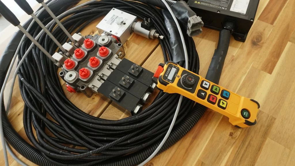 Monoblock hydraulic valve Galtech 3 sections 60 l/min 15 gpm 12 V + Remote radio Palfinger, Hiab, Fassi - Construction machinery: picture 2 Monoblock hydraulic valve Galtech 3 sections 60 l/min 15 gpm 12 V + Remote radio Palfinger, Hiab, Fassi - Construction machinery: picture 2