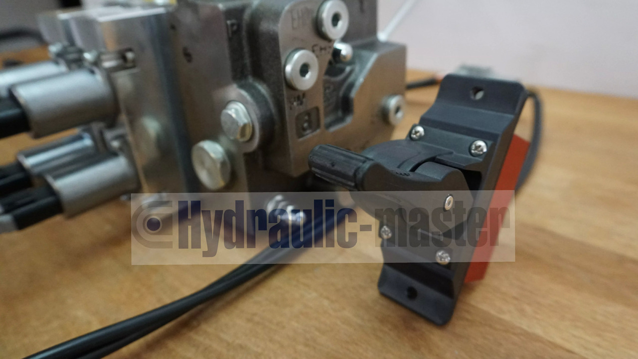 Full proportional valve 3 sections SPV 20-120 l/min 12 or 24 V plug and play det also available with Walvoil DPX100 - Front loader for tractor for Truck: picture 2 Full proportional valve 3 sections SPV 20-120 l/min 12 or 24 V plug and play det also available with Walvoil DPX100 - Front loader for tractor for Truck: picture 2
