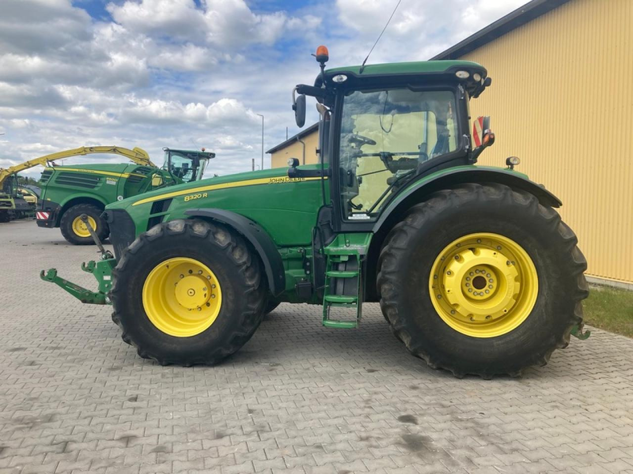 John Deere 8320 R AUTOPOWER - Farm tractor: picture 2 John Deere 8320 R AUTOPOWER - Farm tractor: picture 2