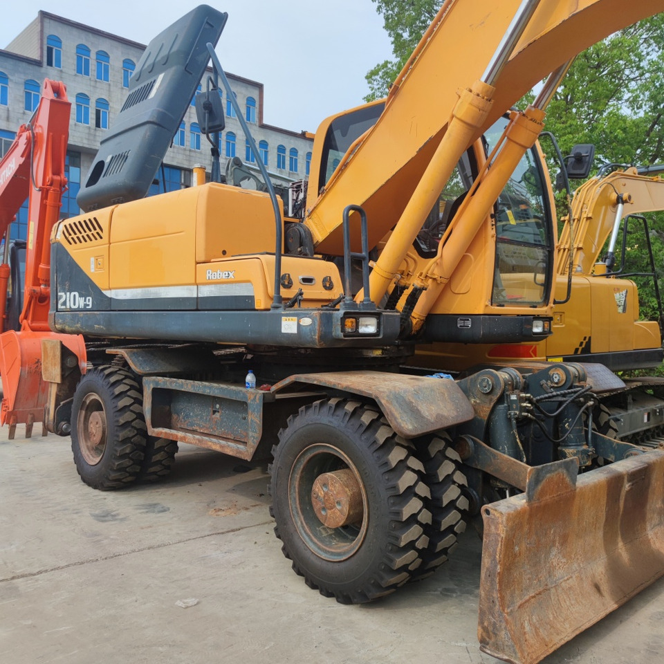 Hyundai 210w-9 wheel excavator - Wheel excavator: picture 3 Hyundai 210w-9 wheel excavator - Wheel excavator: picture 3