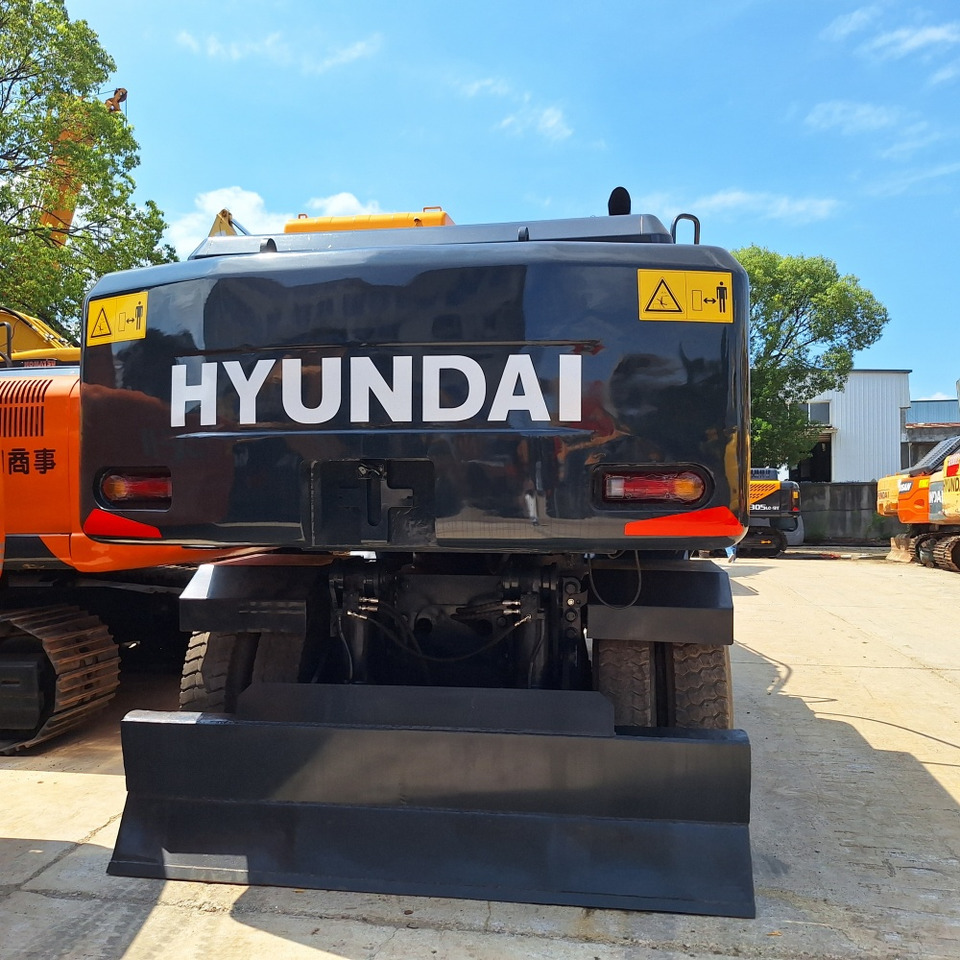 Hyundai 210w-9 wheel excavator - Wheel excavator: picture 3 Hyundai 210w-9 wheel excavator - Wheel excavator: picture 3