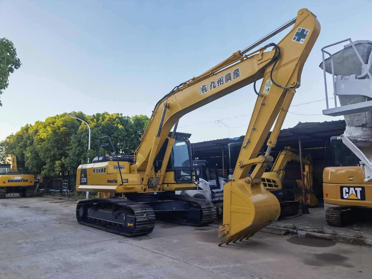 KOMATSU PC220-8 - Crawler excavator: picture 3 KOMATSU PC220-8 - Crawler excavator: picture 3