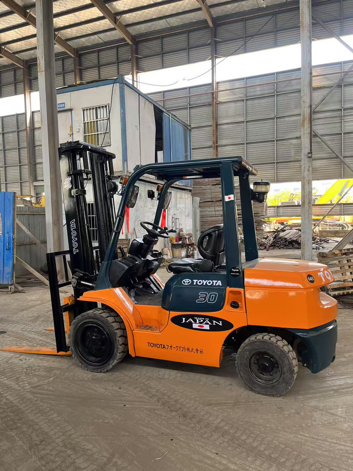 Toyota FD30 Forklift - Diesel forklift: picture 3 Toyota FD30 Forklift - Diesel forklift: picture 3