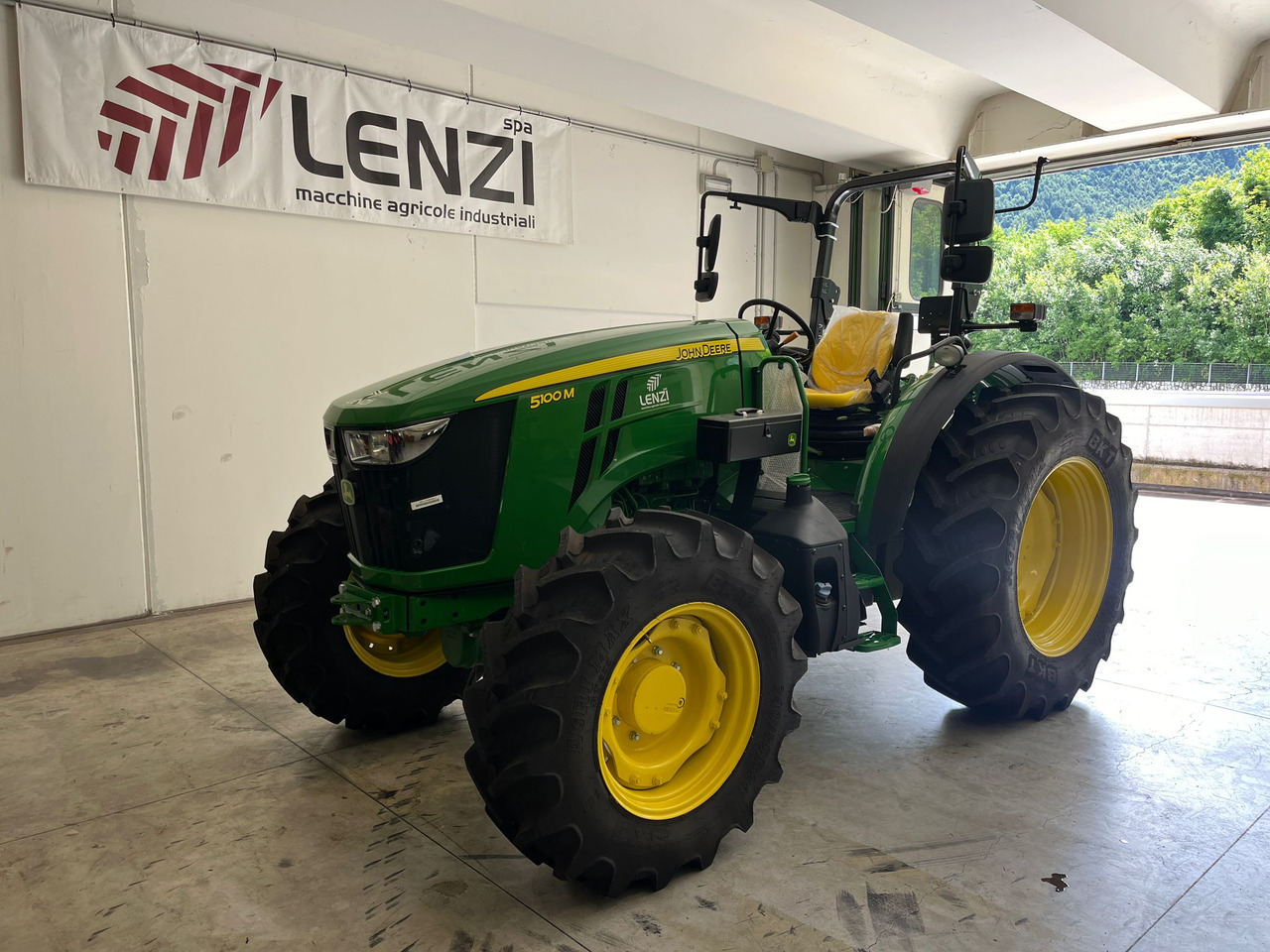 JOHN DEERE 5100 M - Farm tractor: picture 2 JOHN DEERE 5100 M - Farm tractor: picture 2