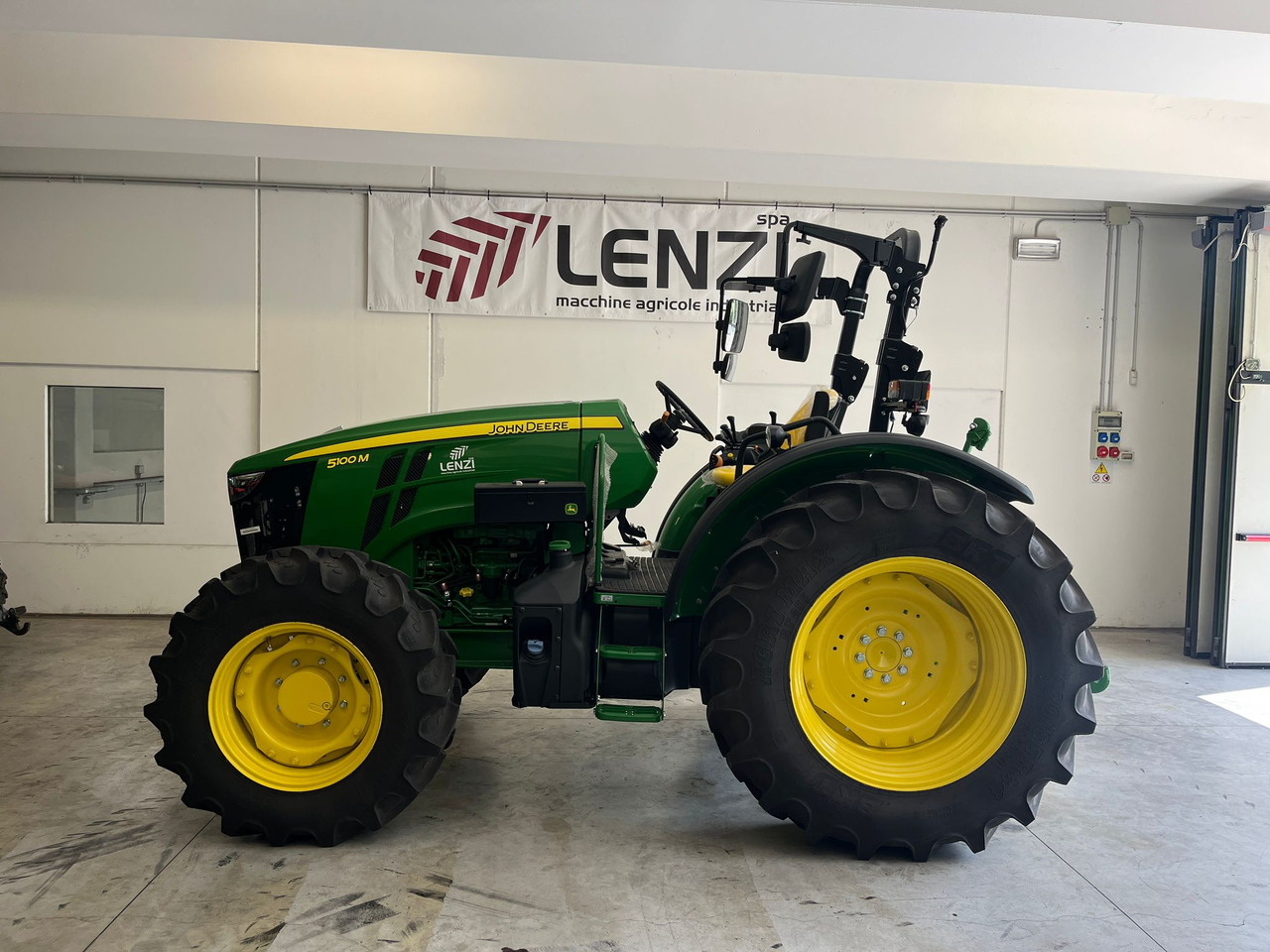 JOHN DEERE 5100 M - Farm tractor: picture 1 JOHN DEERE 5100 M - Farm tractor: picture 1