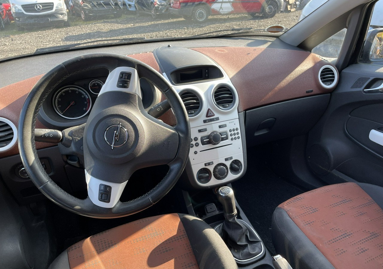 Opel Corsa D Corsa 1.4-87 KM Klima 2011 - Car: picture 4 Opel Corsa D Corsa 1.4-87 KM Klima 2011 - Car: picture 4