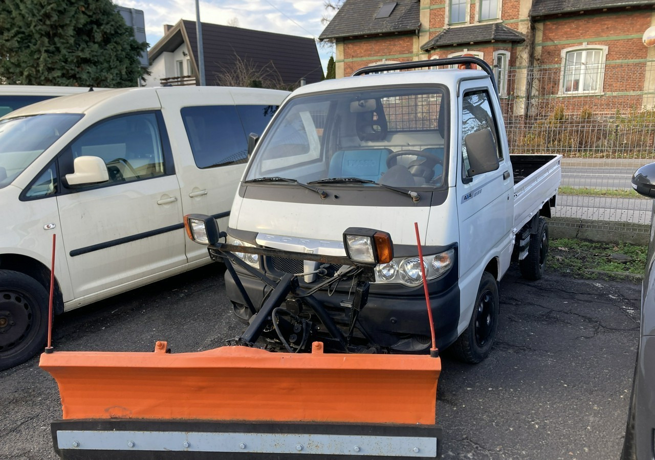Piaggio Piaggio Porter 4X4 Skrzynia odśnieżarka Pług 2011 - Snow removal vehicle: picture 1 Piaggio Piaggio Porter 4X4 Skrzynia odśnieżarka Pług 2011 - Snow removal vehicle: picture 1