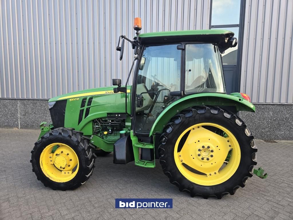John Deere 5100M Frontlinkage and PTO - Farm tractor: picture 2 John Deere 5100M Frontlinkage and PTO - Farm tractor: picture 2