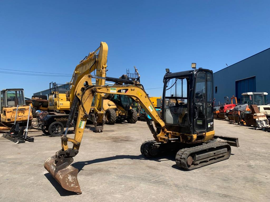 CAT 302.7 CR - Mini excavator: picture 1 CAT 302.7 CR - Mini excavator: picture 1