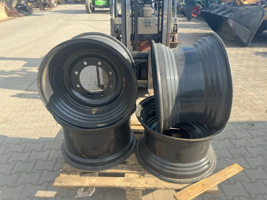 New Holland LM WHEEL RIM - Tire for Construction machinery: picture 1 New Holland LM WHEEL RIM - Tire for Construction machinery: picture 1