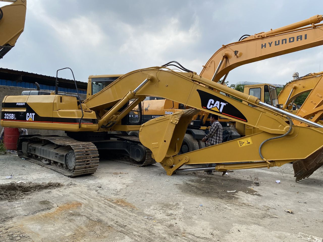 CATERPILLAR 325B - Crawler excavator: picture 1 CATERPILLAR 325B - Crawler excavator: picture 1