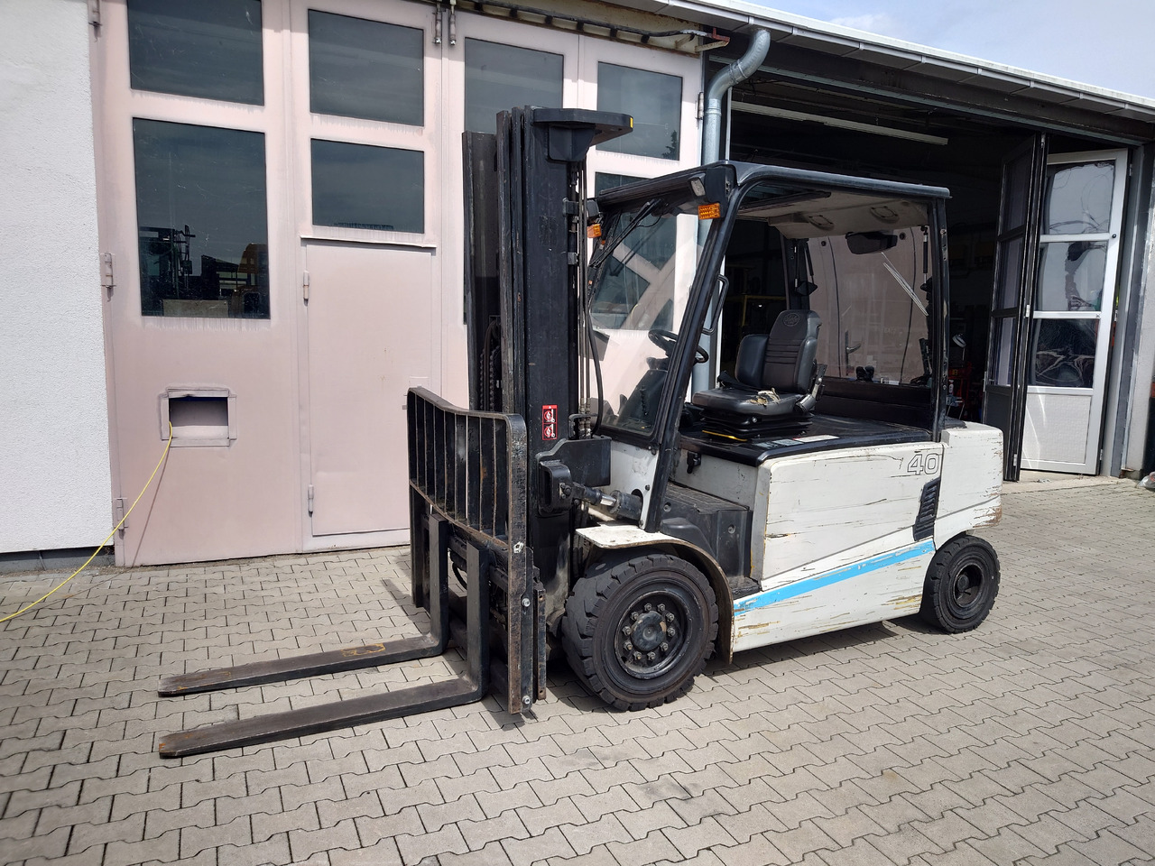 Hyundai 40B-9 - Electric forklift: picture 1 Hyundai 40B-9 - Electric forklift: picture 1