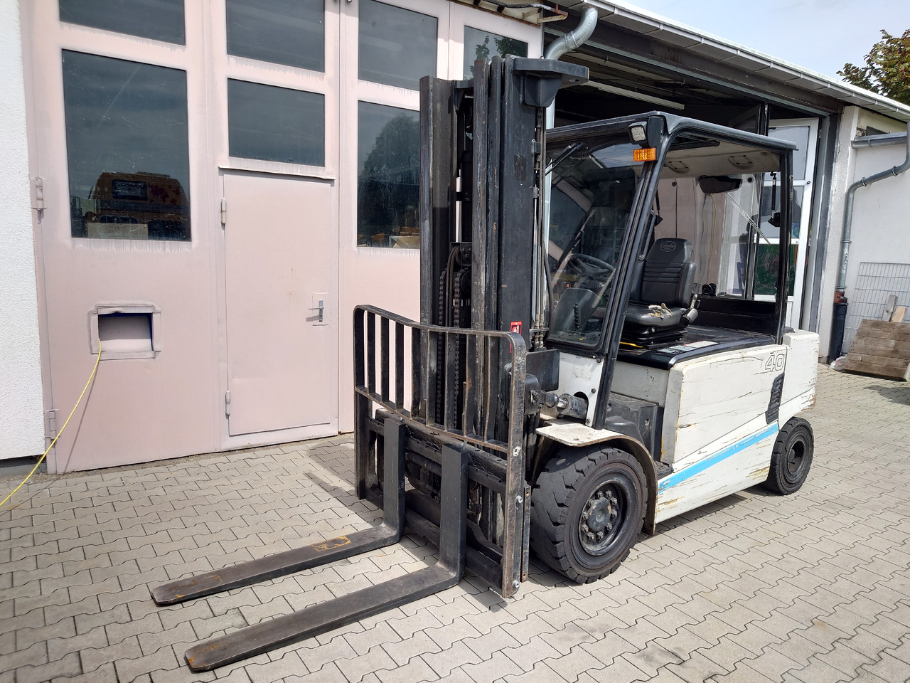 Hyundai 40B-9 - Electric forklift: picture 3 Hyundai 40B-9 - Electric forklift: picture 3