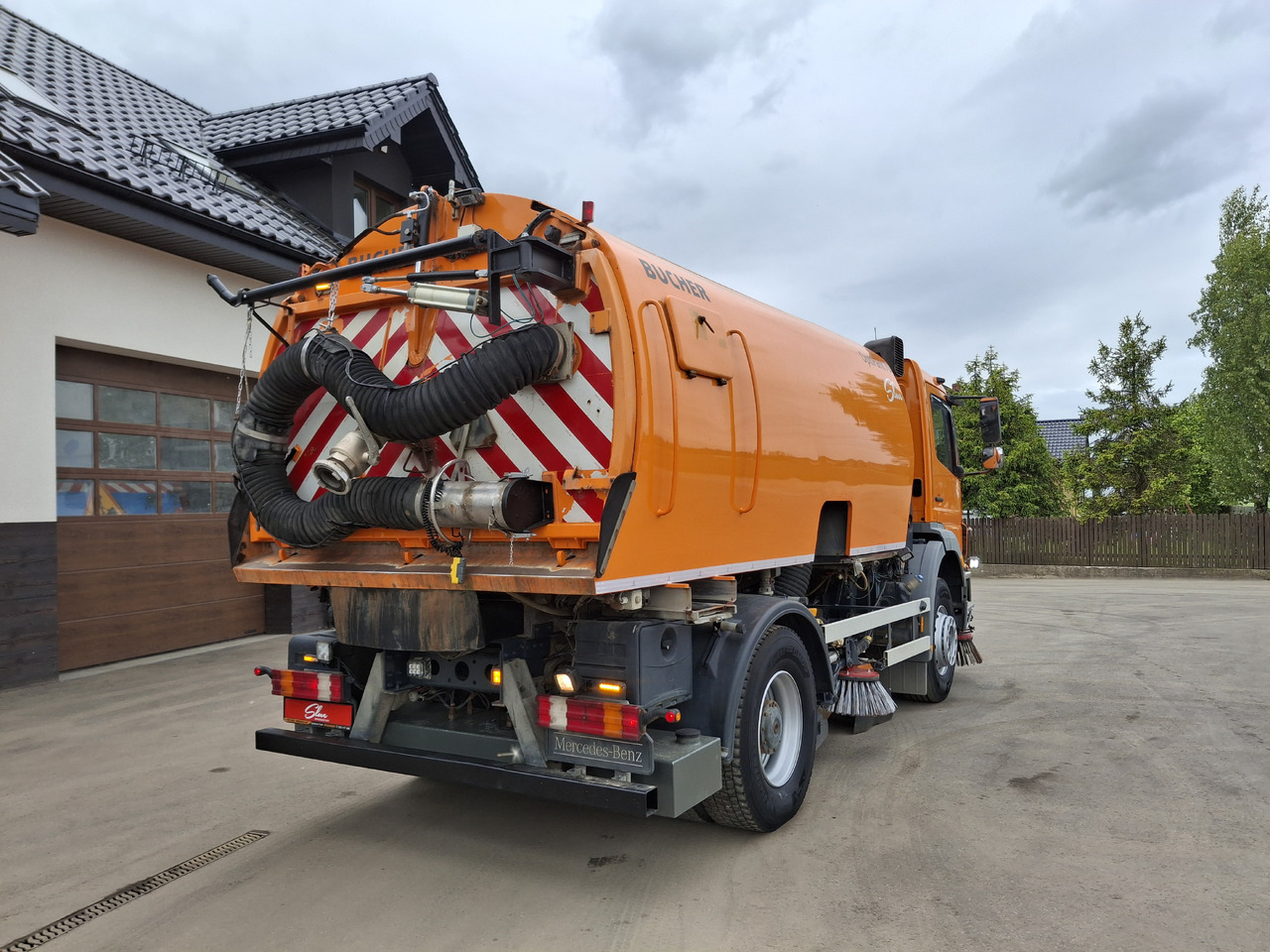 MERCEDES-BENZ Axor 1823 Zamiatarka Kehrmaschine BUCHER 2 Motoren Szczotki L/R Sweeper - Road sweeper: picture 4 MERCEDES-BENZ Axor 1823 Zamiatarka Kehrmaschine BUCHER 2 Motoren Szczotki L/R Sweeper - Road sweeper: picture 4