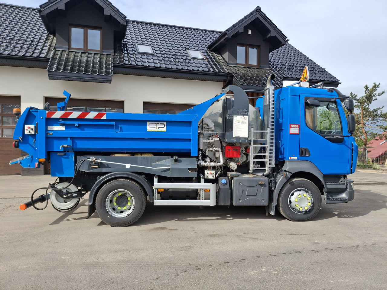 Renault D16 - Asphalt distributor: picture 4 Renault D16 - Asphalt distributor: picture 4