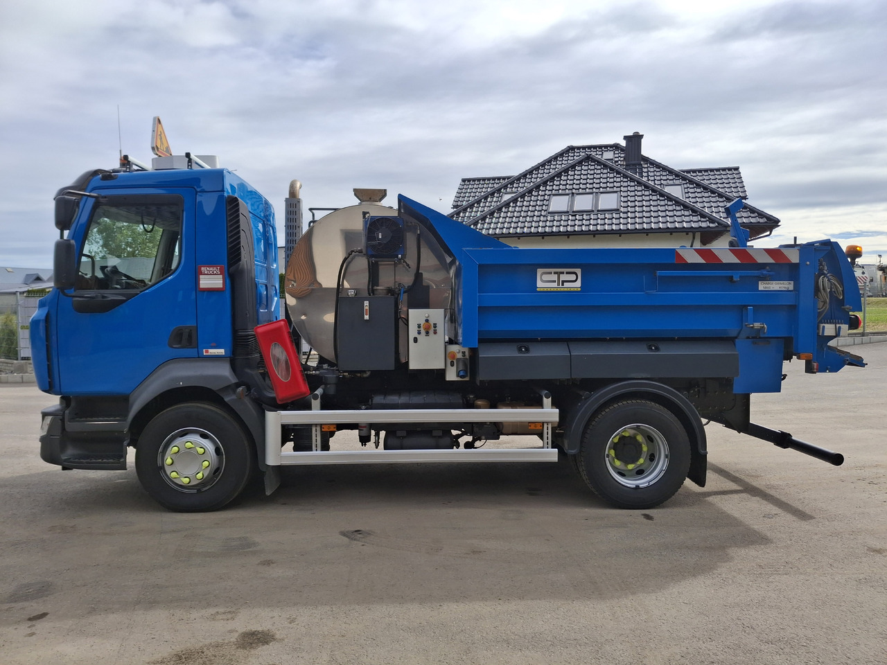 Renault D16 - Asphalt distributor: picture 5 Renault D16 - Asphalt distributor: picture 5