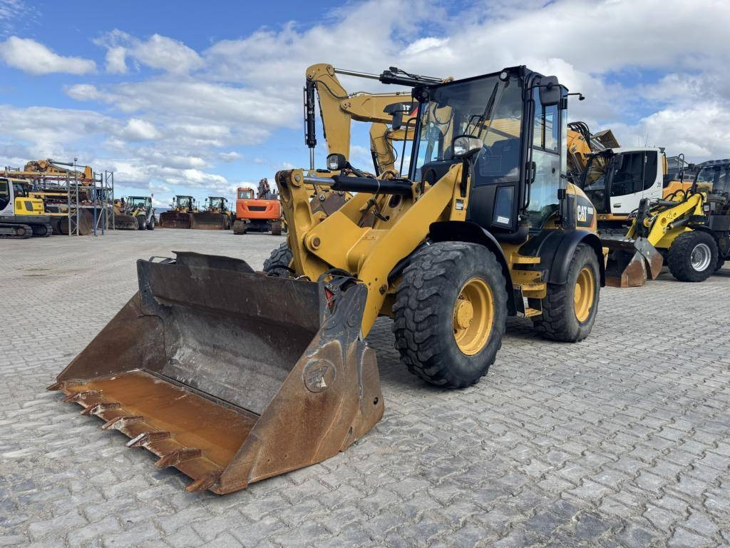 CAT 908M mit Klappschaufe und Palletengabeln - Wheel loader: picture 1 CAT 908M mit Klappschaufe und Palletengabeln - Wheel loader: picture 1