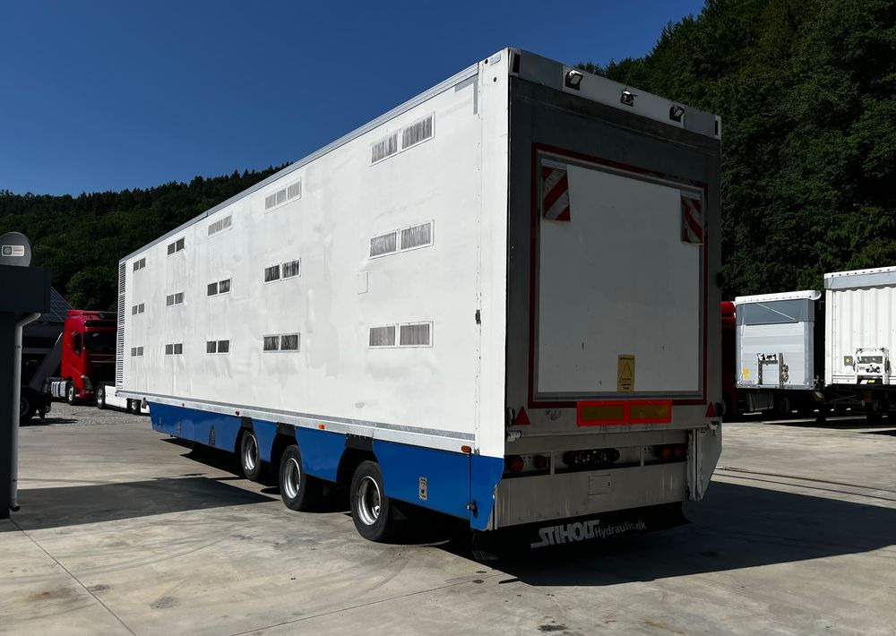 Pezzaioli HMK Industri // Do przewozu zwierząt // 2004 Rok // 3 Pokłady // Waga // Osi skrętne // Oznonacja // - Livestock semi-trailer: picture 2 Pezzaioli HMK Industri // Do przewozu zwierząt // 2004 Rok // 3 Pokłady // Waga // Osi skrętne // Oznonacja // - Livestock semi-trailer: picture 2