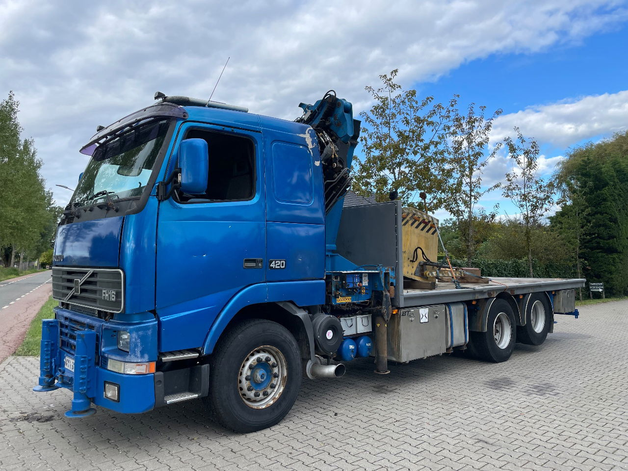 Volvo FH 16 FH16 420 with HMF 2820 crane with jib and front stamps Very Good Condition - Crane truck: picture 1 Volvo FH 16 FH16 420 with HMF 2820 crane with jib and front stamps Very Good Condition - Crane truck: picture 1