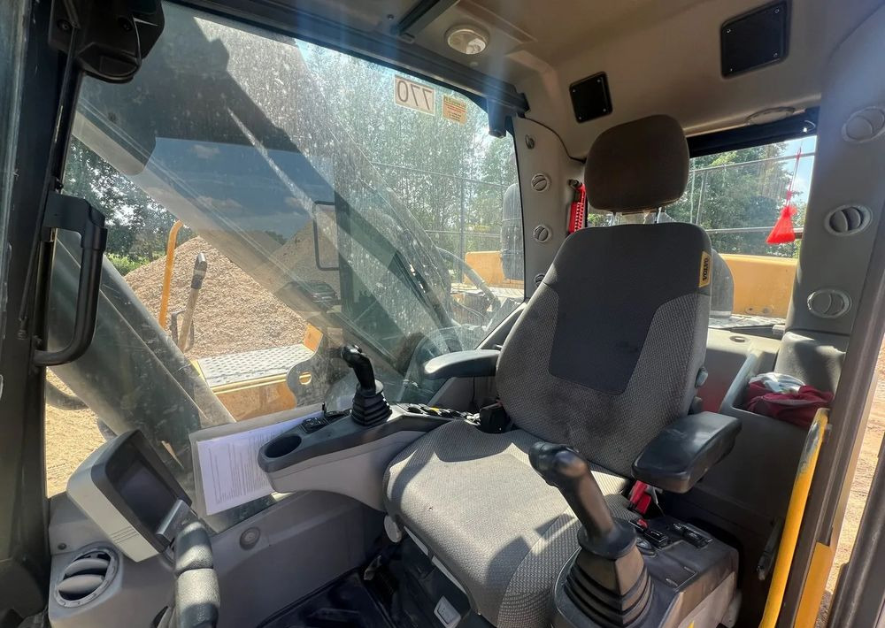 Crawler excavator Volvo EC300DL: picture 16