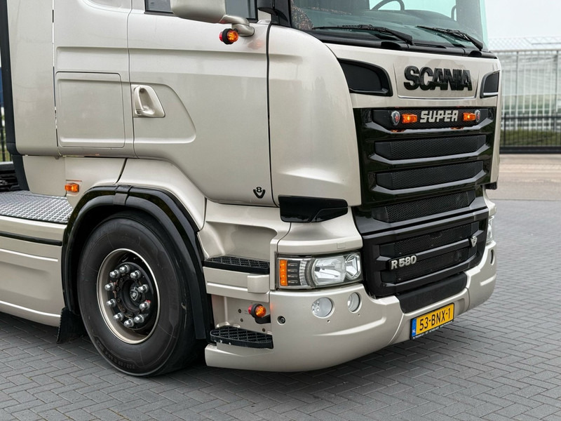 Scania R 580 SHOWTRUCK, VOLLUCHT, VOL SPOILER, RETARDER, SCHUIFSCHOTEL. - Tractor unit: picture 2 Scania R 580 SHOWTRUCK, VOLLUCHT, VOL SPOILER, RETARDER, SCHUIFSCHOTEL. - Tractor unit: picture 2