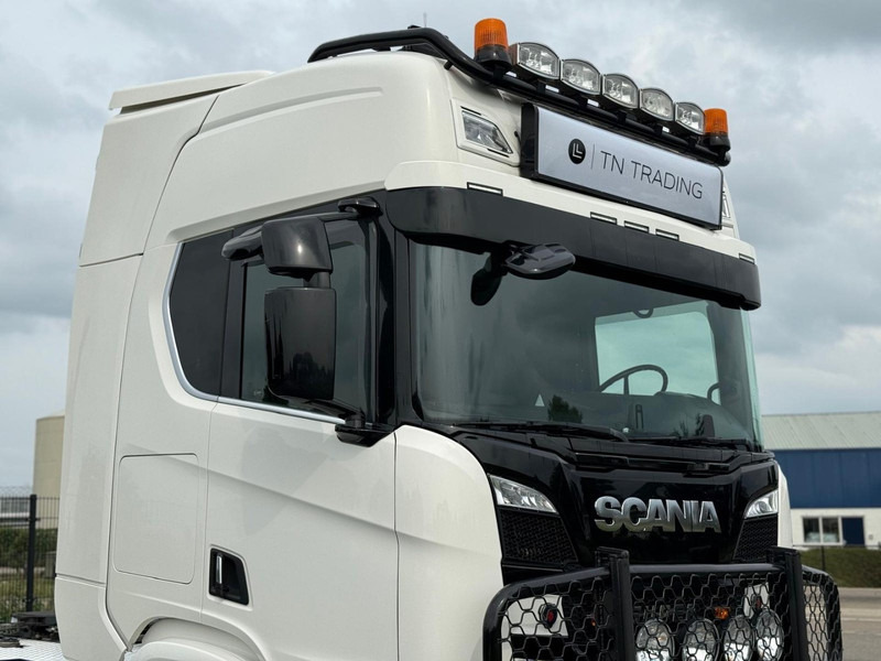 Scania R580 V8 NGS SHOWTRUCK, VOLLUCHT, PTO/HYDRAULIEK, RETARDER, PARK COOL. - Tractor unit: picture 4 Scania R580 V8 NGS SHOWTRUCK, VOLLUCHT, PTO/HYDRAULIEK, RETARDER, PARK COOL. - Tractor unit: picture 4