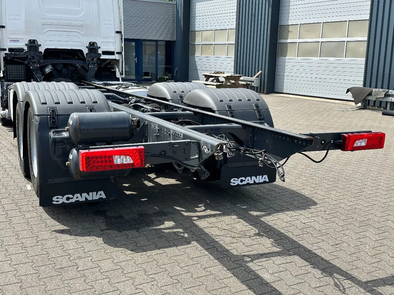 Scania R660 V8 6x4 Chassis with Lift-Axle / Retarder / Wb 4.75 / Full Air / 2 Tank - Cab chassis truck: picture 5 Scania R660 V8 6x4 Chassis with Lift-Axle / Retarder / Wb 4.75 / Full Air / 2 Tank - Cab chassis truck: picture 5