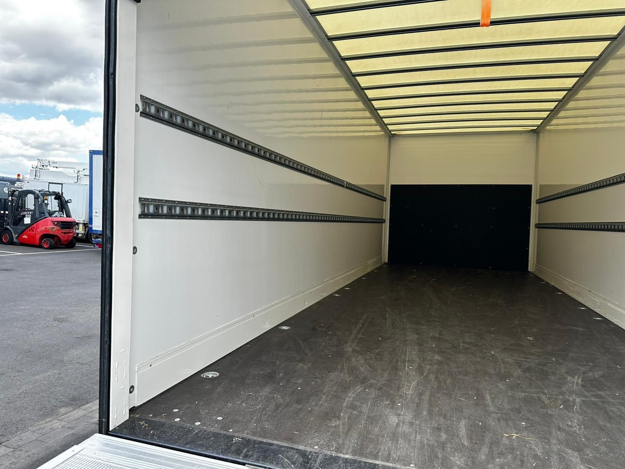 MAN TGL 12.250 /Ladebordwand/Automatik/Ahk - Box truck: picture 4 MAN TGL 12.250 /Ladebordwand/Automatik/Ahk - Box truck: picture 4