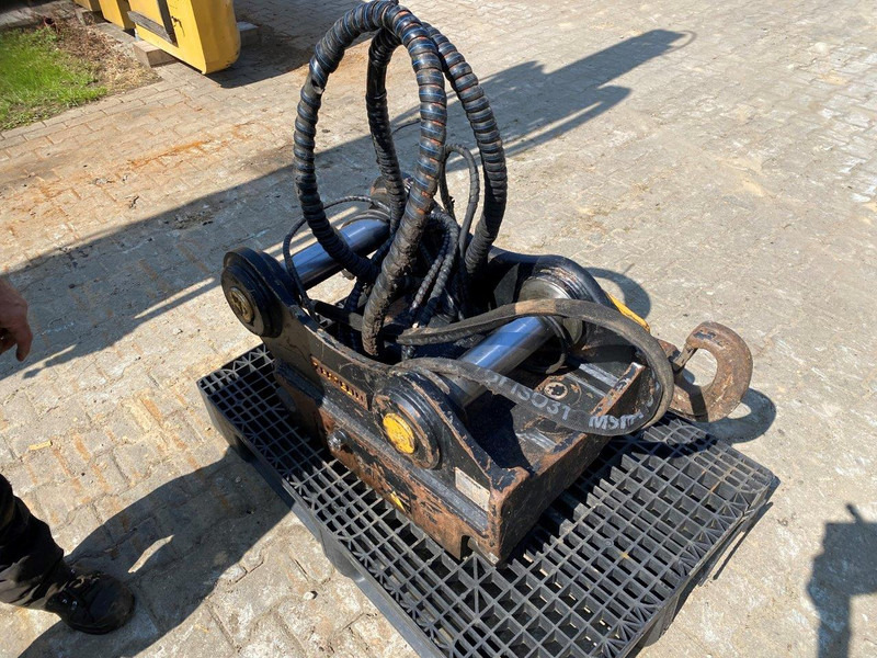 Oil Quick OQ 70 - Quick coupler: picture 3 Oil Quick OQ 70 - Quick coupler: picture 3